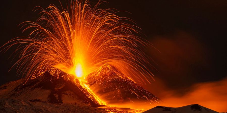 Lava wird whrend einer Eruption aus dem Südostkrater des Ätna geschleudert. Das Naturschauspiel wurde von Nicolosi bei Catania aus aufgenommmen.