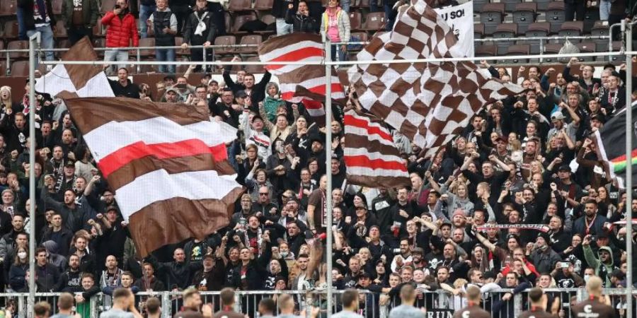 Der FC St. Pauli wird wieder vor einigen Fans spielen. Foto: Christian Charisius/dpa