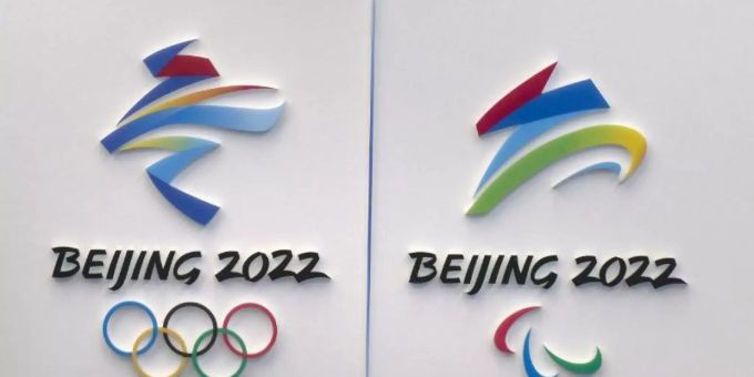 Logos der Olympischen Winterspiele und Paralympics in Peking. Foto: Mark Schiefelbein/AP/dpa Logos der Olympischen Winterspiele und Paralympics in Peking. Foto: Mark Schiefelbein/AP/dpa