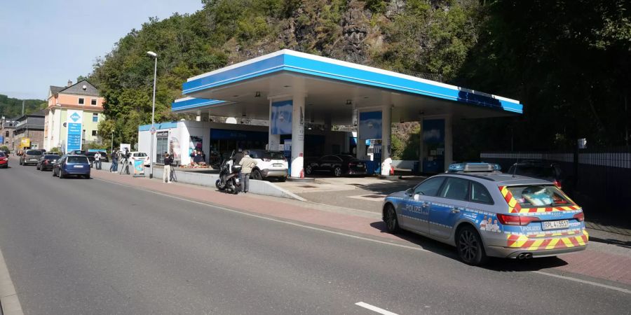 Ein Polizeiwagen steht an einer Tankstelle in der Innenstadt.