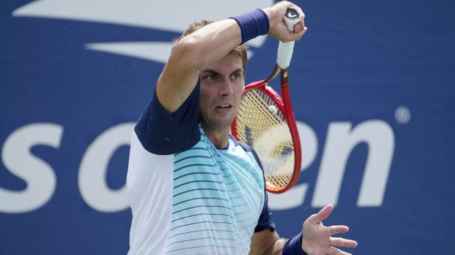 In den ersten beiden Sätzen zeigt Henri Laaksonen Nervenstärke und gewinnt im Tiebreak.