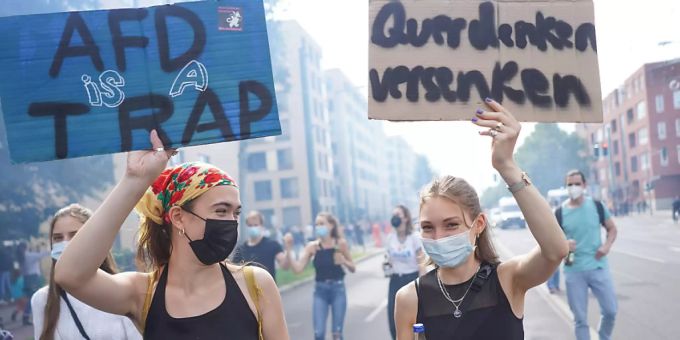 Die Demonstration «Zug der Liebe» findet in Berlin unter dem Motto «Wir für euch» statt. Der Veranstalter rechnet mit etwa 10.000 Menschen Teilnehmern. Foto: Jörg Carstensen/dpa Die Demonstration «Zug der Liebe» findet in Berlin unter dem Motto «Wir für euch» statt. Der Veranstalter rechnet mit etwa 10.000 Menschen Teilnehmern. Foto: Jörg Carstensen/dpa