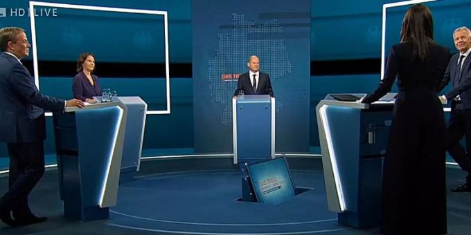 Triell im TV: Die Kanzlerkandidaten Armin Laschet (v.l.), Annalena Baerbock und Olaf Scholz werden von den Moderatoren Pinar Atalay und Peter Kloeppel befragt. Foto: --/RTL/dpa tv-triell