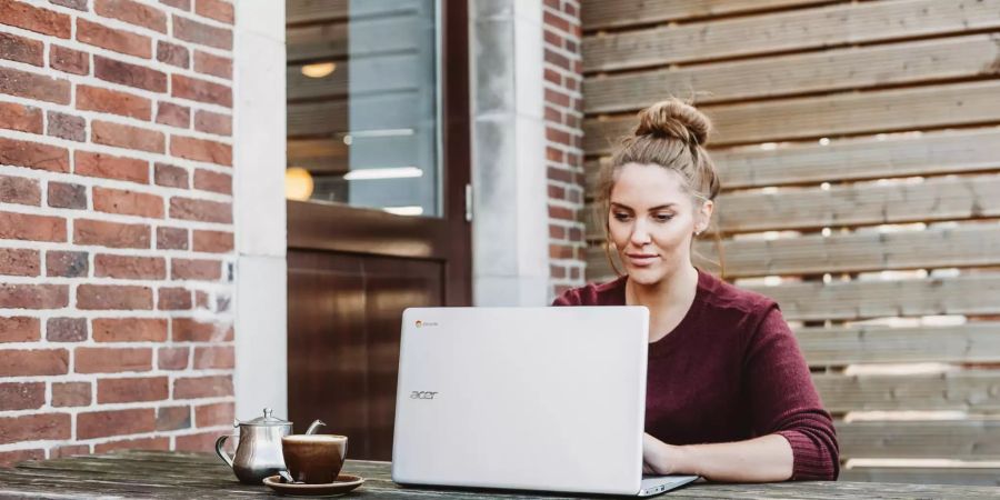 Frau am Laptop