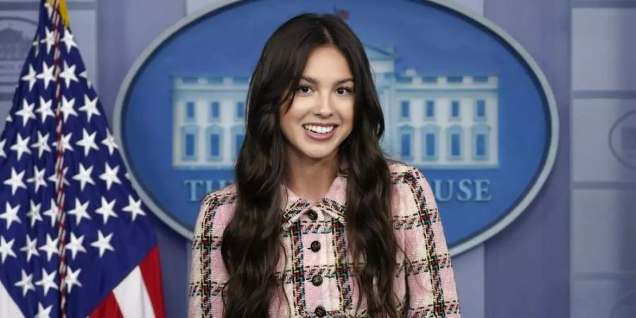 US-Popstar Olivia Rodrigo spricht im Weissen Haus und wirbt für Corona-Impfungen. Foto: Susan Walsh/AP/dpa