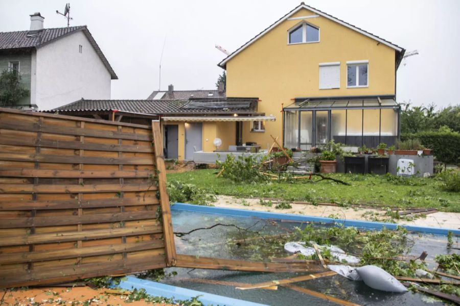 Kräftige Gewitter mit Starkregen, Hagelschlag und Sturmböen richten in der Schweiz schwere Schäden an.