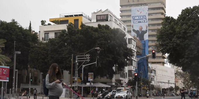 ARCHIV - Eine Passantin geht mit Hunden an einer Gebäudewand in Tel Aviv vorbei. Foto: Sebastian Scheiner/AP/dpa ARCHIV - Eine Passantin geht mit Hunden an einer Gebäudewand in Tel Aviv vorbei. Foto: Sebastian Scheiner/AP/dpa