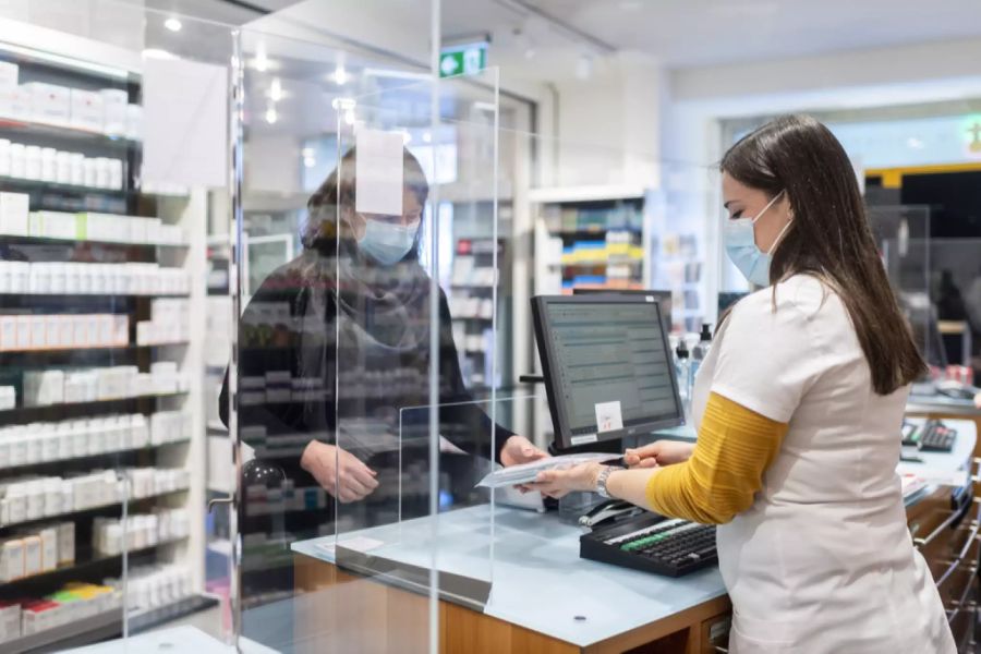 Viele wenden sich für Informationen zu Tests und Zertifikaten an die Apotheken.