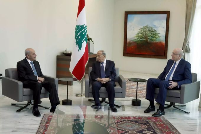 Premierminister des Libanon, Najib Mikati (r) trifft sich mit Präsident Michel Aoun (m) und Parlamentssprecher Nabih Berri (l), 10 September 2021. Libanon