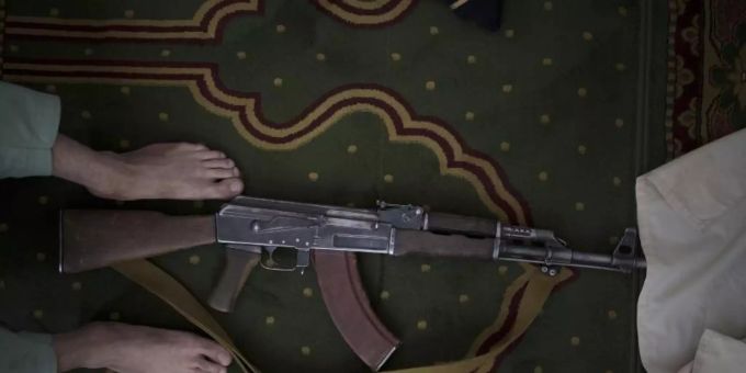 Ein Taliban-Kämpfer nimmt seine Kalaschnikow von Typ AK-47 zum Beten mit in eine Moschee. Foto: Felipe Dana/AP/dpa Ein Taliban-Kämpfer nimmt seine Kalaschnikow von Typ AK-47 zum Beten mit in eine Moschee. Foto: Felipe Dana/AP/dpa