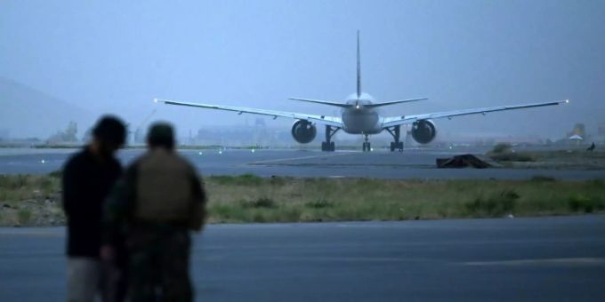 Maschine von Qatar Airways am Flughafen Kabul Maschine von Qatar Airways am Flughafen Kabul