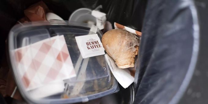 Plastik in einem Abfallkübel: Einwegverpackungen machen rund 40 Prozent der weltweiten Endverwendung von Neuplastik aus, wie es in einem Greenpeace-Bericht heisst. (Archivbild) Plastik