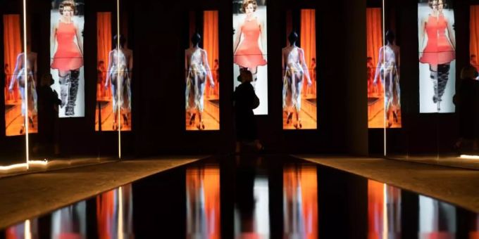 Mit einer Schau über die Modefotografie der 1990er-Jahre hat die von Claudia Schiffer kuratierte Ausstellung nicht nur der Supermodel-Ära und sich selbst ein Denkmal gesetzt. Foto: Federico Gambarini/dpa Mit einer Schau über die Modefotografie der 1990er-Jahre hat die von Claudia Schiffer kuratierte Ausstellung nicht nur der Supermodel-Ära und sich selbst ein Denkmal gesetzt. Foto: Federico Gambarini/dpa