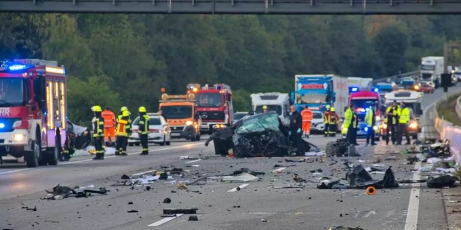 Die Autobahn 5 gleicht nach nach dem Unfall einem Trümmerfeld. Foto: Christoph Lorenz/5vision.media/dpa