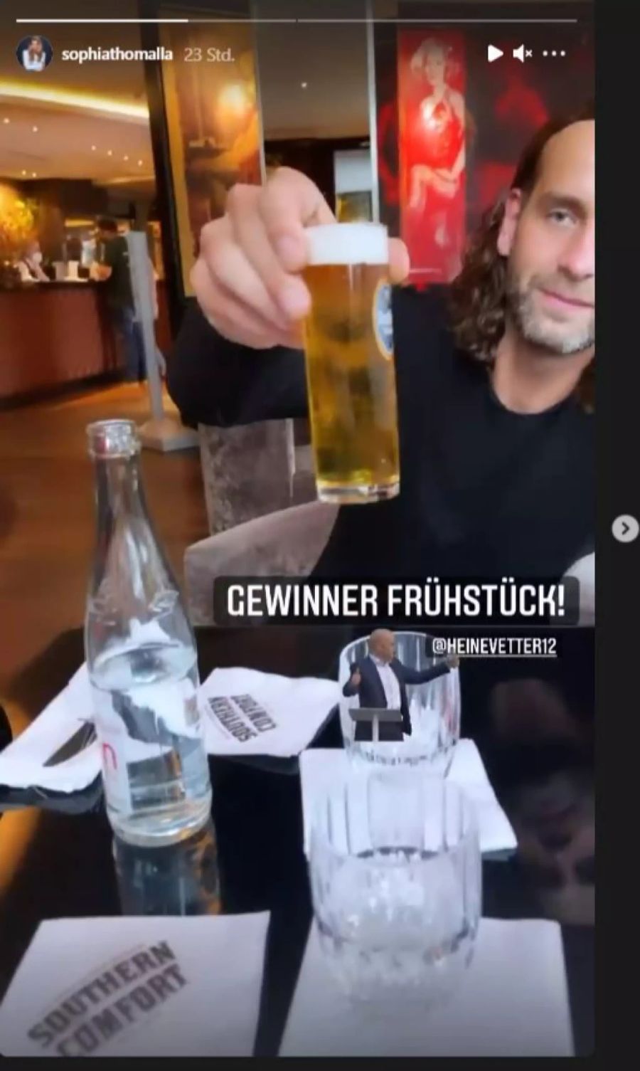 Silvio und Sophia Thomalla gönnen sich ein Bier.