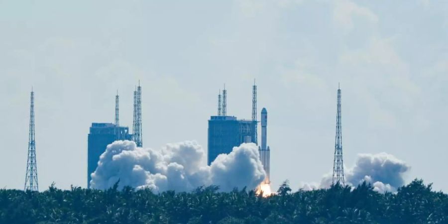 Eine Rakete vom Typ «Langer Marsch 7» mit dem Cargoschiff «Tianzhou 3» (Himmlisches Schiff) hebt vom Weltraumbahnhof «Wenchang» auf der südchinesischen Insel Hainan ab. Foto: Yang Guanyu/XinHua/dpa