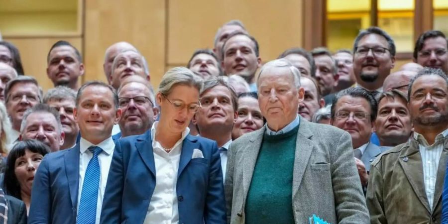 Der AfD-Bundesvorsitzende Tino Chrupalla (l) und die AfD-Fraktionsvorsitzenden Alice Weidel sowie Alexander Gauland (vorne) stehen mit weiteren Fraktionsmitgliedern zusammen. Foto: Kay Nietfeld/dpa