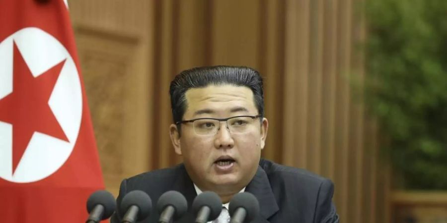 Auf diesem von der nordkoreanischen Regierung zur Verfügung gestellten Foto spricht Machthaber Kim Jong Un bei einer Parlamentssitzung in Pjöngjang. Der Inhalt dieses Bildes kann nicht unabhängig überprüft werden. Foto: Uncredited/KCNA via KNS via AP/dpa