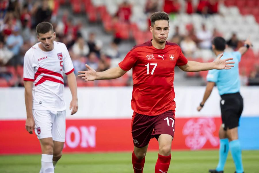 Jan Kronig vom FC Aarau trifft per Traumtor zum 2:0.