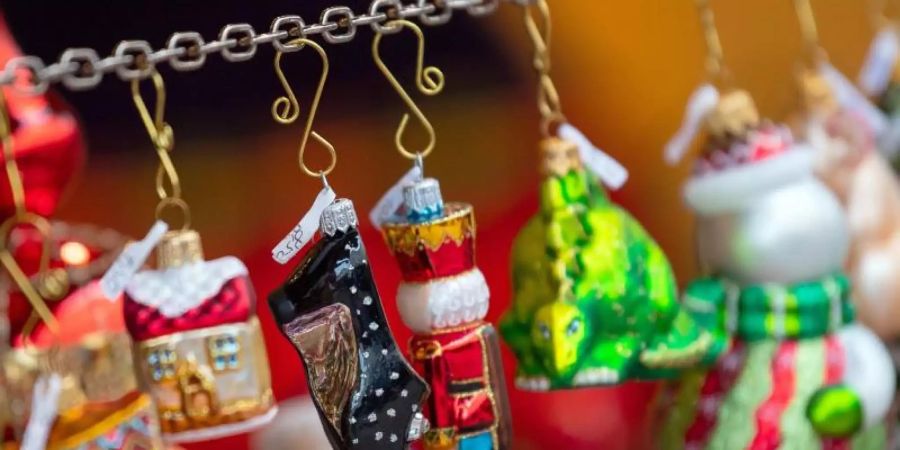 Weihnachtsbaumschmuck kann bald wieder auf dem Weihnachtsmarkt gekauft werden. Foto: Monika Skolimowska/dpa-Zentralbild/dpa