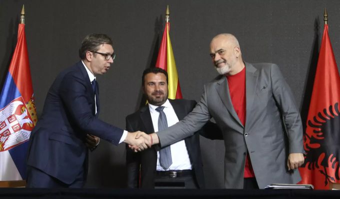 Die drei Staats-Chefs zeigen sich zufrieden. Grenzkontrollen Albanien