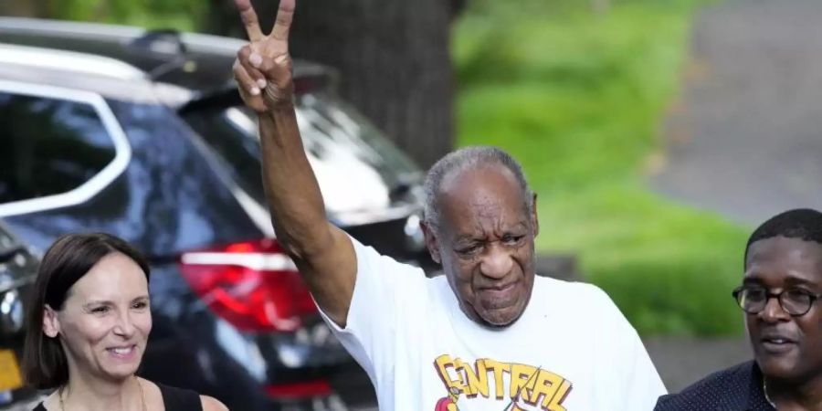 US-Schauspieler Bill Cosby (M) tritt nach seiner Freilassung aus dem Gefängnis vor die Presse. Foto: Matt Slocum/AP/dpa