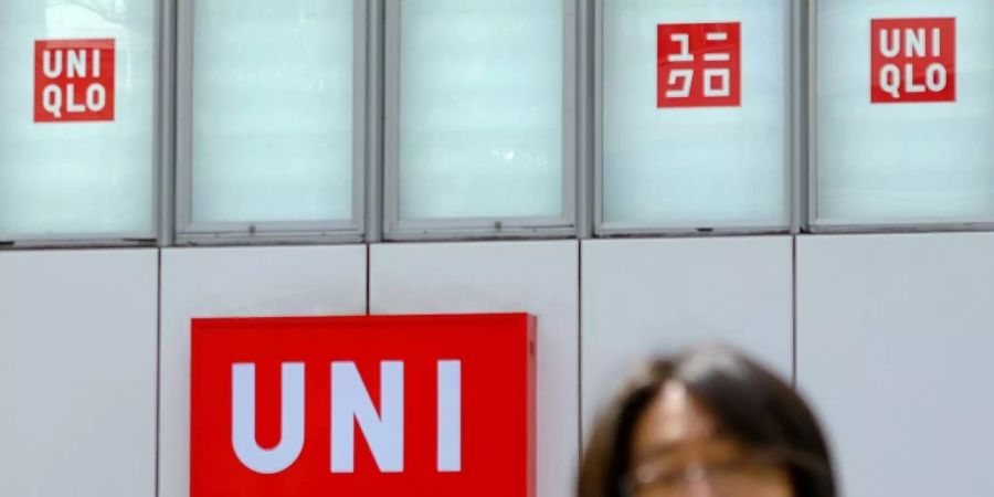 Ein Passant vor einem Uniqlo-Geschäft in Tokio