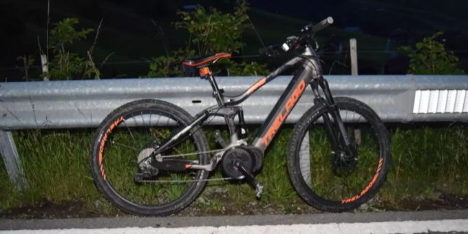 Die Frau verlor einer Rechtskurve ohne Dritteinwirkung die Herrschaft über ihr E-Bike, kam zu Fall, rutschte über die Gegenfahrbahn und prallte dort gegen die Leitplanke. Schwellbrunn eBike Unfall