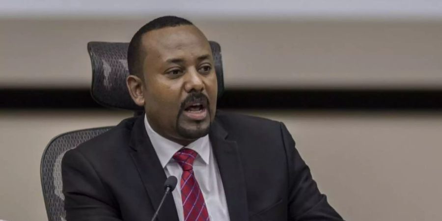 Abiy Ahmed, Premierminister von Äthiopien, reagiert auf Fragen von Parlamentsmitgliedern im Büro des Premierministers. Foto: Mulugeta Ayene/AP/dpa