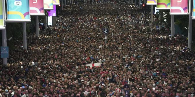 Fans feiern den Final-Einzug vor dem Wembley-Stadion in London. wembley coronavirus