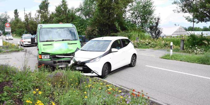 An beiden Fahrzeugen entstand hoher Sachschaden. An beiden Fahrzeugen entstand Sachschaden in der Höhe von über zehntau