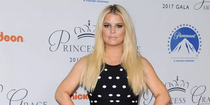 Jessica Simpson ist eine US-amerikanische Pop-Sängerin und Schauspielerin. Alkoholsucht