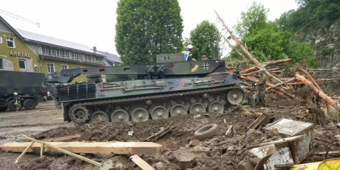 Ein Leopard-Bergepanzer der Bundeswehr ist in Schuld (Kreis Ahrweiler) im Einsatz, um Schutt zu räumen. Flut Deutschland