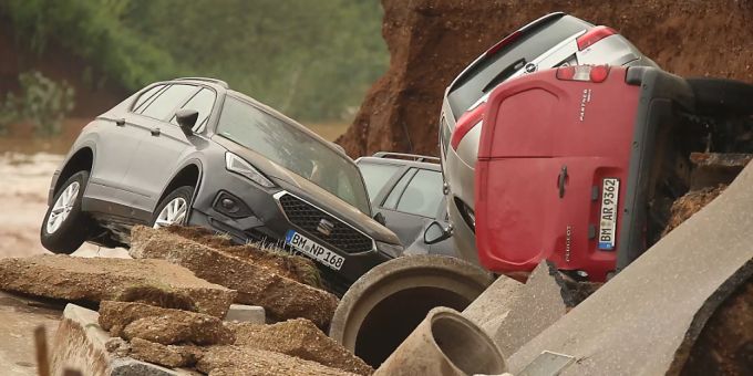 Autos liegen in einem ausgespülten Teil der nordrhein-westfälischen Stadt Erftstadt. Jörg Kachelmann gibt bekannt, dass man von den Wetterextremen wusste. Foto: David Young/dpa Überschwemmung