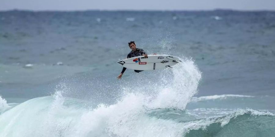 Der Surfer Leon Glatzer in Aktion. Bei den Olympischen Spielen in Tokio kämpfen erstmals Wellenreiter um Medaillen. Foto: Andrew Christie/Deutscher Wellenreit-Verband/dpa