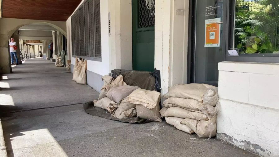 Auch Sandsäcke sollten verhindern, ...