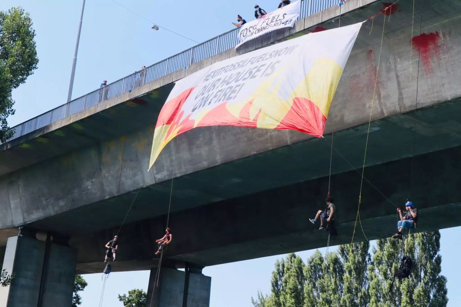 Vier Aktivisten hängten ein Banner an der Monbijoubrücke auf.