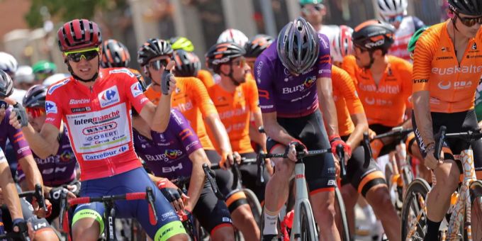 Rein Taaramäe (l) verliert nach einem Sturz das rote Trikot an der Vuelta a España. vuelta sturz taaramäe