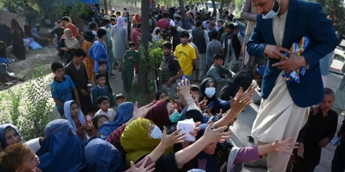 Binnenvertriebene in Afghanistan erhalten Nahrungsmittel Binnenvertriebene in Afghanistan erhalten Nahrungsmittel