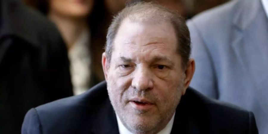 Ex-Filmproduzent Harvey Weinstein, der wegen Vergewaltigung und sexueller Nötigung eine langjährige Haftstrafe absitzt, ist in Los Angeles wegen weiterer Sexualstraftaten angeklagt worden. Foto: Mark Lennihan/AP/dpa