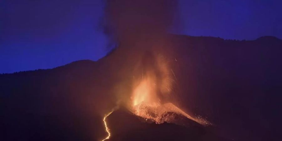 Der Vulkan Cumbre Vieja auf La Palma stösst Lava aus. Die Lavamassen nähern sich inzwischen dem Meer. In den betroffenen Ortschaften dürfen die Menschen ihre Häuser nicht mehr verlassen. Foto: Daniel Roca/AP/dpa