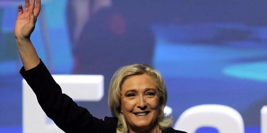 Marine Le Pen will Emmanual Macron aus dem Amt drängen, steht aber nach den Regionalwahlen mit leeren Händen da. Foto: Valentine Chapuis/AFP/dpa