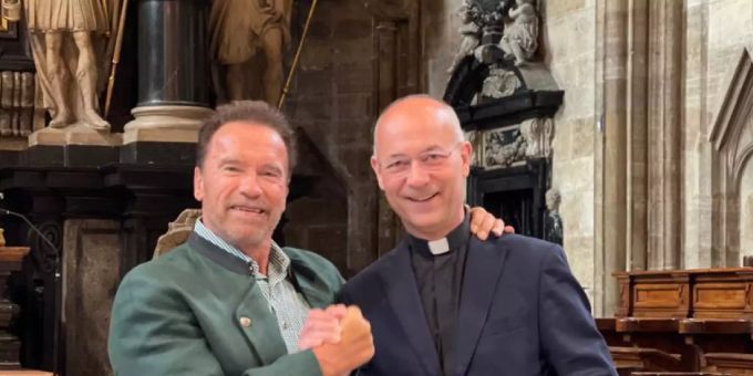 Arnold Schwarzenegger (l) mit Dompfarrer Toni Faber im Stephansdom. Arnold Schwarzenegger