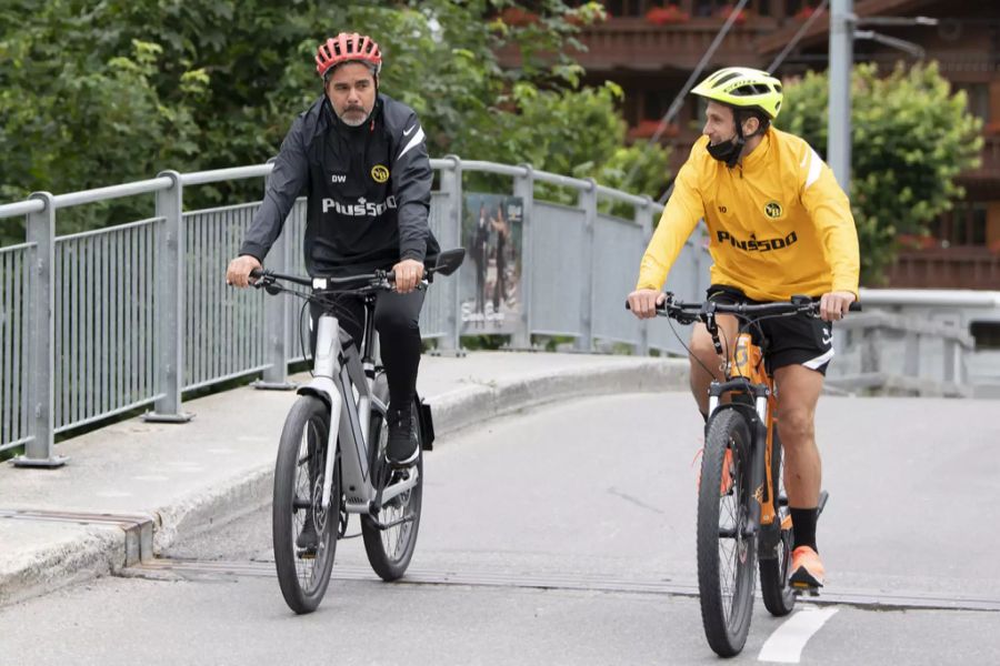 Vom Hotel zum Platz nehmen Trainer Wagner und Miralem Sulejmani das E-Bike.