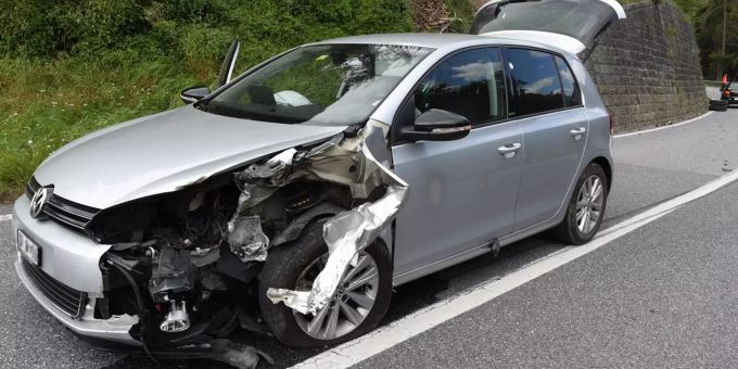 Am Personenwagen entstand Totalschaden. Unfall