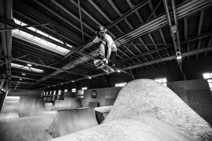 Spitzenathlet Simon Stricker fliegt mit seinem Brett durch den Skills Park in Winterthur. Skateboarder