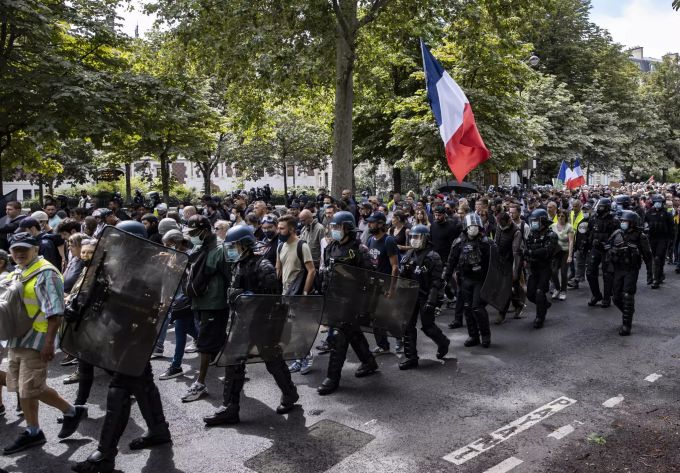 Bei den Protesten markierte die Polizei mit Grossaufgeboten Präsenz. Protest corona