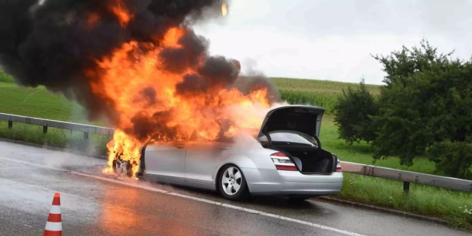 Am Auto entstand Totalschaden. Brand