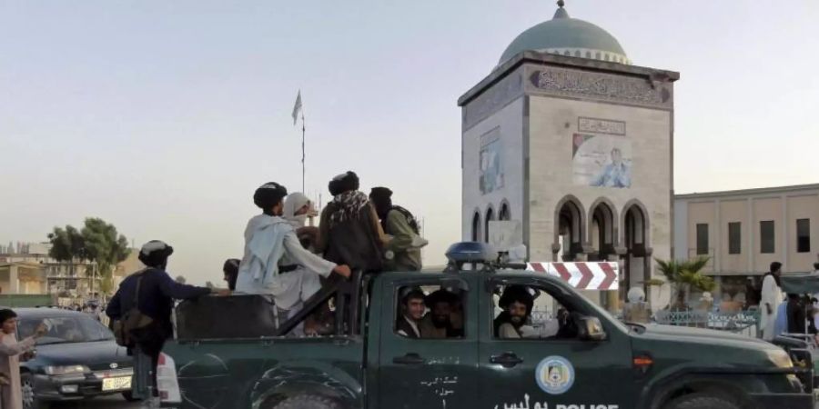 Taliban-Kämpfer patrouillieren in einem Polizeifahrzeug in Kandahar. Foto: Sidiqullah Khan/AP/dpa