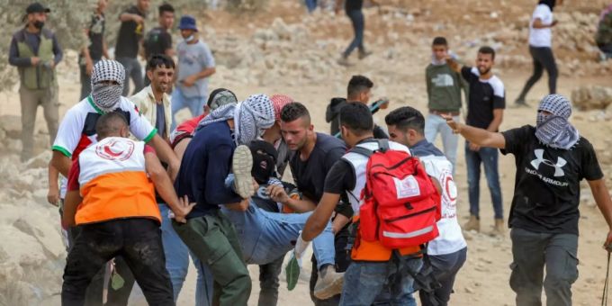 Demonstranten bringen Verletzten weg Westjordanland